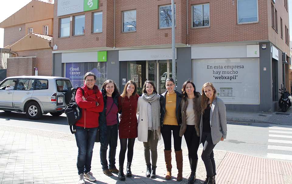 Algunas de las mujeres que forman parte de Trevenque, ante su sede