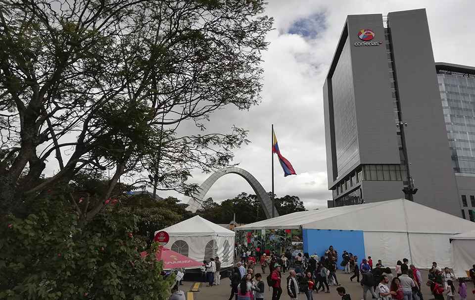 Vista de edificios y carpas en los que se ha  [...]
</p srcset=