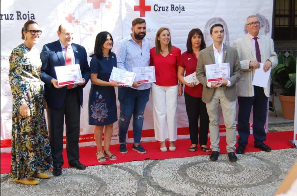 José Fernando López Navarro recoge el diploma del Día de la Banderita de Cruz Roja Granada