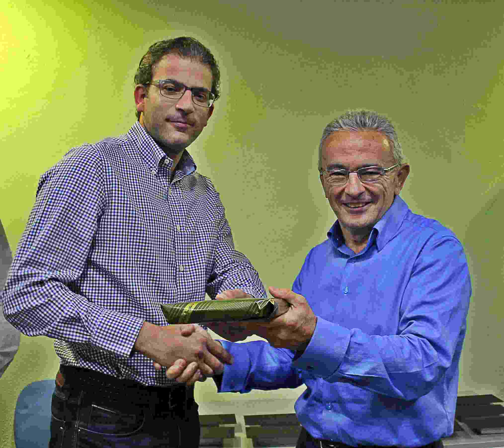 El compañero César Zambudio recibe el premio a la idea ganadora 2015. / G. T. 