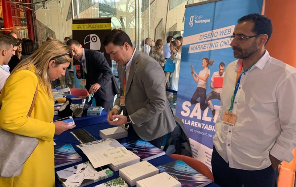 Javier Bocanegra y Rafael Maroto, en el stand de Trevenque Group en el eCongress